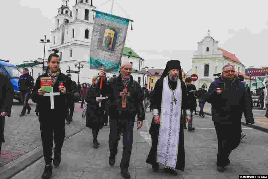 Малітву распачаў&nbsp;айцец Вікенцій&nbsp;&mdash; іераманах Беларускай аўтакефальнай праваслаўнай царквы, не прызнанай уладамі і памеснымі праваслаўнымі цэрквамі