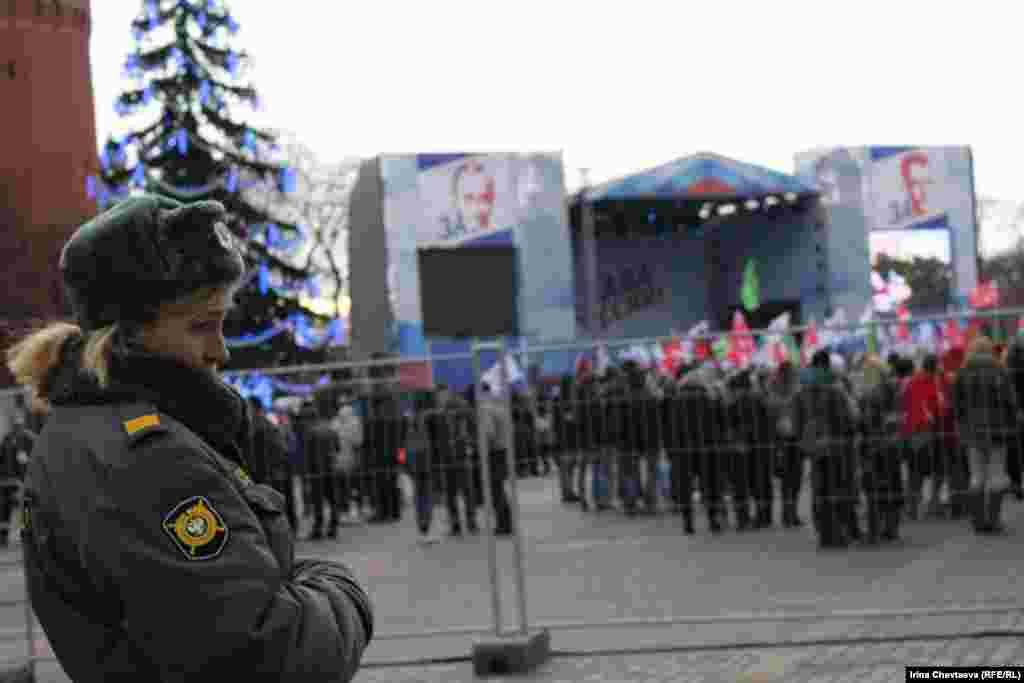 Сторонники Владимира Путина собрались на митинг в его поддержку на Манежной площади в Москве