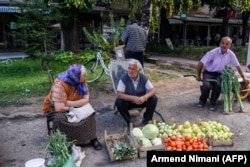 Сербские и албанские уличные торговцы продают фрукты и овощи. Прешево, 2018 год