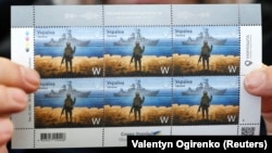 Почтовые марки Украины «Русский военный корабель, иди…! Слава Украине!», введенные в обращение 12 апреля 2022 года. На них изображен российский крейсер «Москва», предлагавший сдаться защитникам острова Змеиный, и по которому украинские военные нанесли ракетный удар 13 апреля