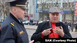 Сяргей Гардзіевіч зь міліцыянтам, архіўнае фота 