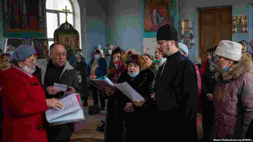 Прихожане поют колядки после окончания службы