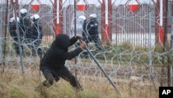 Мігранты нападалі на польскіх паліцыянтаў, паведамляе польскі бок