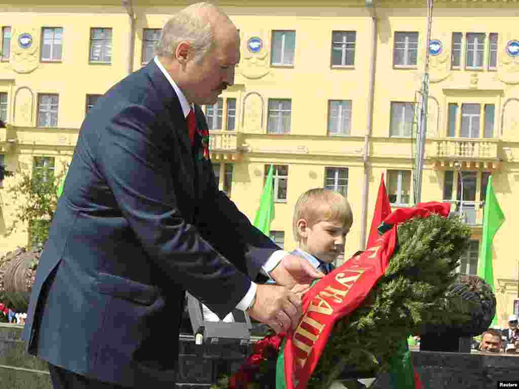 Александр Лукашенко с сыном Николаем возлагает венок на Площади Победы в Минске, 2011. &nbsp;