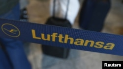 Germany -- Passengers wait in front of a desk of air carrier Lufthansa at the Fraport airport in Frankfurt, 07Sep2012