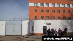 Ілюстрацыйнае фота. Сваякі затрыманых пасьля «Маршу недармаедаў» 15 сакавіка прынесьлі перадачы ў ізалятар на Акрэсьціна. 17 сакавіка 2017 году