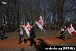 Людзі ідуць на сьвята зь бел-чырвона-белымі сьцягамі