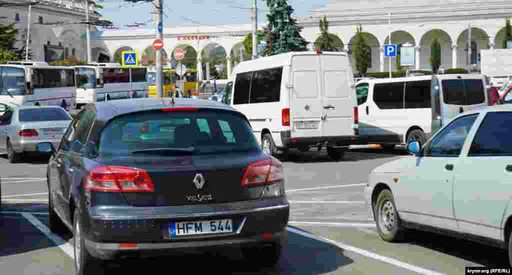 В Симферополь тоже заезжают на &laquo;евробляхах&raquo;