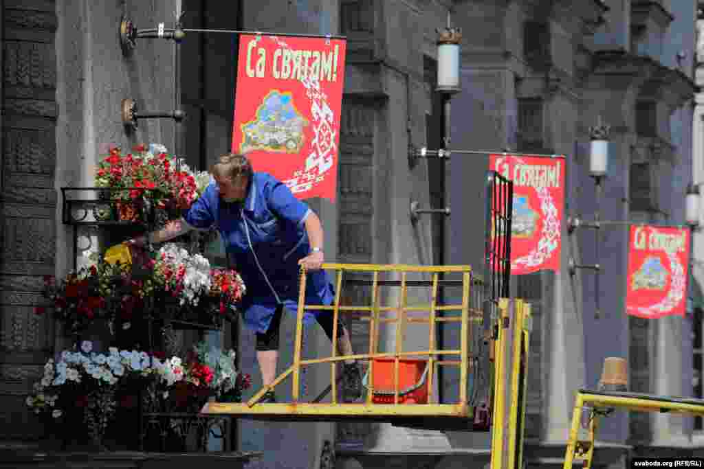 Кветкі, якія ўпрыгожваюць фасад будынку ГУМа, старанна паліваюць