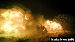 Украинские военнослужащие ведут огонь из 122-мм пушки по российским позициям в Херсонской области, 27 октября 2024 года