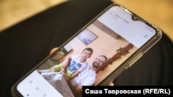 Левиза показывает фотографию Наримана Джеляла с сыном Джемилем, село Первомайское Симферпольского района, 26 сентября 2021 года