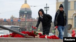 Пецярбург. Стыхійны мэмарыял ахвярам тэракту. 