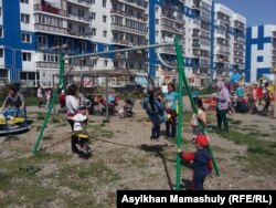 «Асыл арман» ықшам ауданында бала ойнатып жүрген тұрғындар. 26 сәуір 2017 жыл.