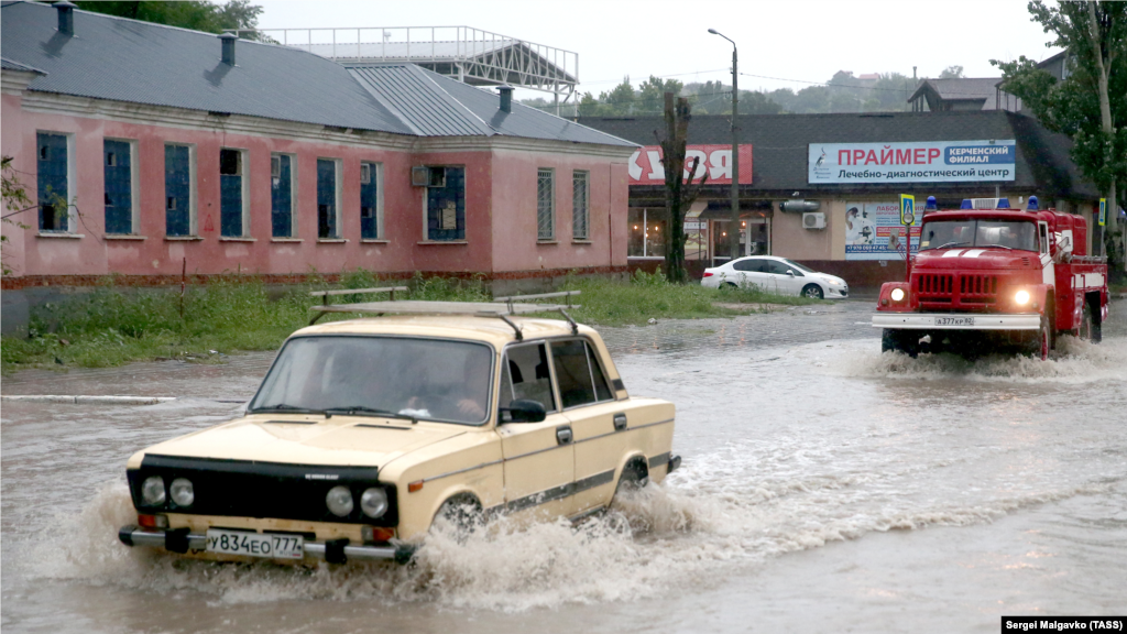 Пожарный автомобиль на подтопленной улице в результате ливневых дождей&nbsp;