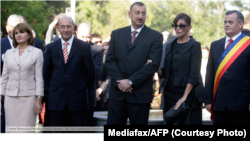 Keçmiş Rumıniya prezidenti Traian Basescu (solda) və Azərbaycan prezidenti İlham Əliyev Buxarestdə Fondun açılış mərasimində, (Mediafax/AFP/Daniel Mihailescu).