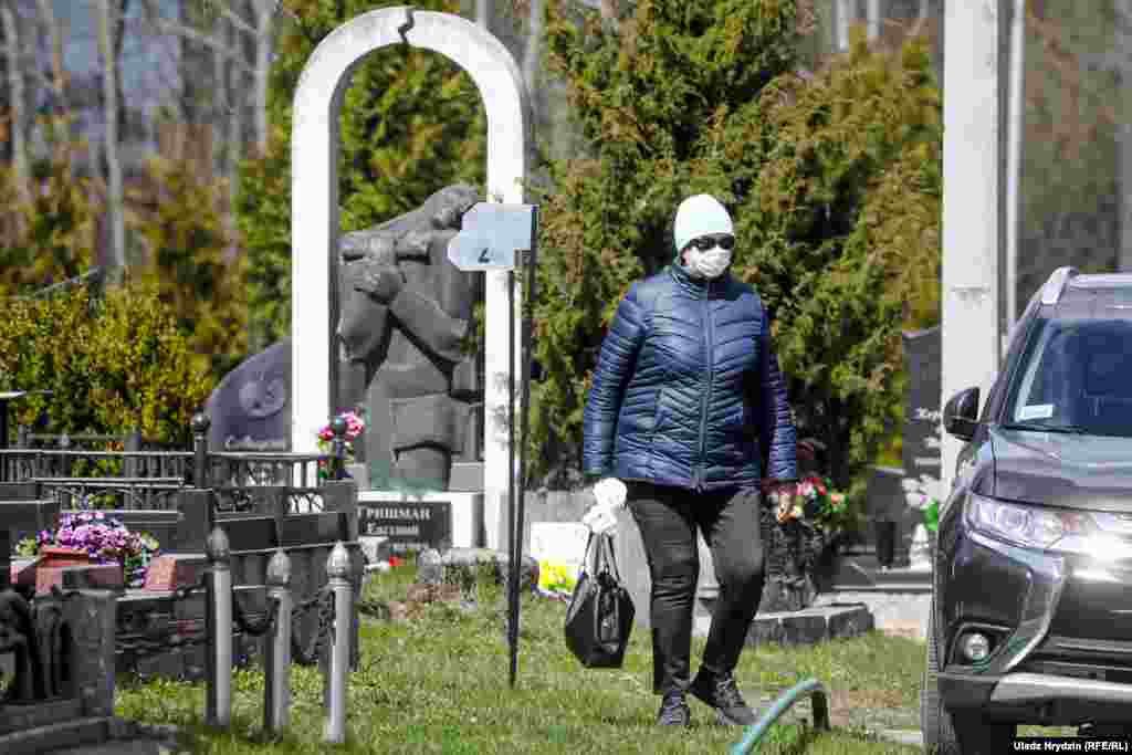 Каранавірус можа перадавацца і праз паветра, і праз кантакт з заражанай паверхняй.&nbsp;Сусьветная арганізацыя здароўя рэкамэндуе трымацца далей ад людзей, якія чхаюць і кашляюць, добра мыць рукі, ня есьці дрэнна апрацаванае (недасмажанае або недаваранае) мяса, абмежаваць сацыяльныя кантакты