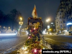 Помнік Жызьнеўскаму пасярод праезнай часткі вуліцы Грушэўскага. На невялікім пастамэнце, створаным з дарожнай пліткі, стаіць вялікі фотапартрэт Міхася Жызьнеўскага, абапал якога лунаюць тры сьцягі — бел-чырвона-белы і два чорна-чырвоныя, якія зьяўляюцца сымбалямі Арганізацыі ўкраінскіх нацыяналістаў. Міхась Жызьнеўскі быў актывістам гэтай арганізацыі.