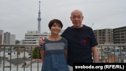 Казакевічы на бальконе зь відам на Tokyo Sky Tree