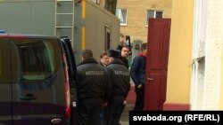 Анатоль Лябедзька і Аляксандар Арастовіч пад канвоем каля суду