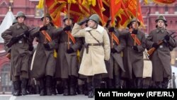 Участники марша в честь 70-летия парада 7 ноября 1941 года