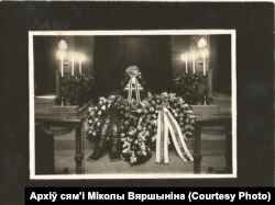 Пахаваньне Мікалая Вяршыніна ў Празе. На вянках - чорныя стужкі з подпісамі ад сям'і і бел-чырвона-белыя з тэкстам "Мікалаю Вяршыніну — Змагару за волю і незалежнасьць Беларусі—яго сябры". 9 траўня 1934 г.