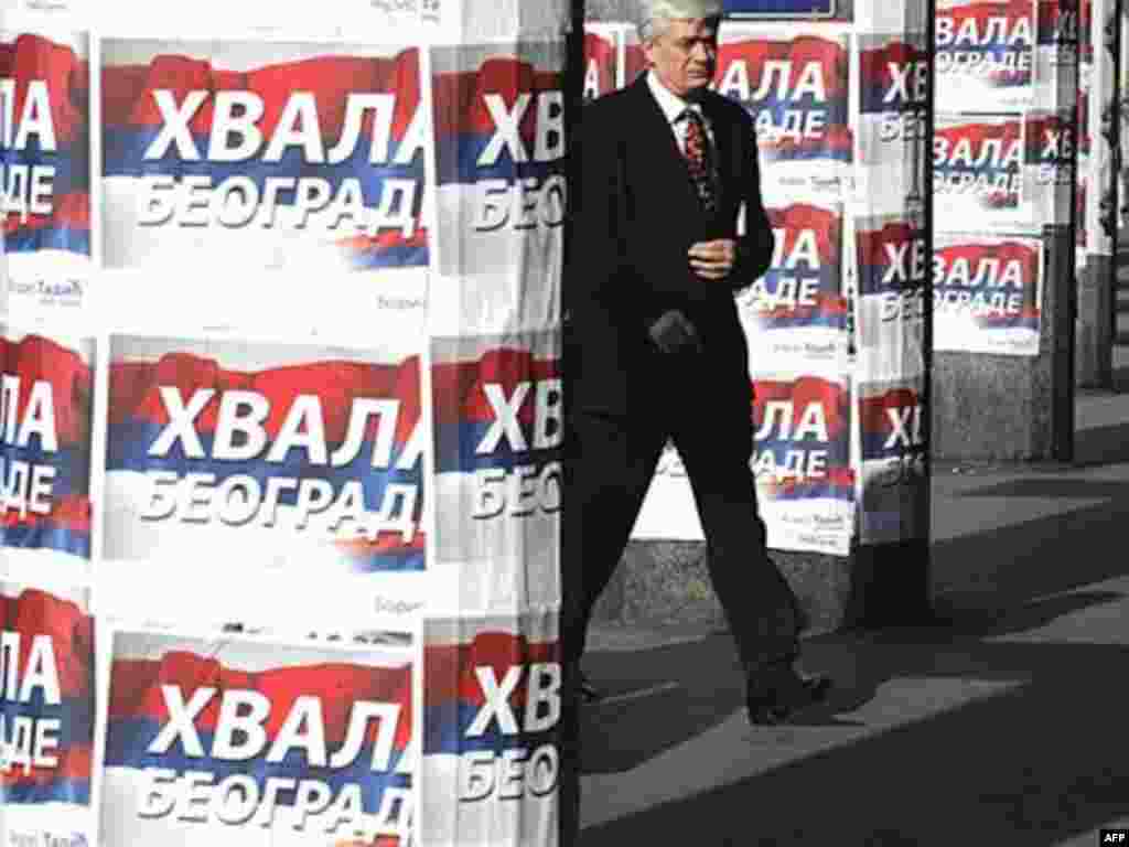 SERBIA, BELGRADE : A man pases by a posters of Democratic Party writing: "Thank you, Belgrade" in Belgrade on February 4, 2008.