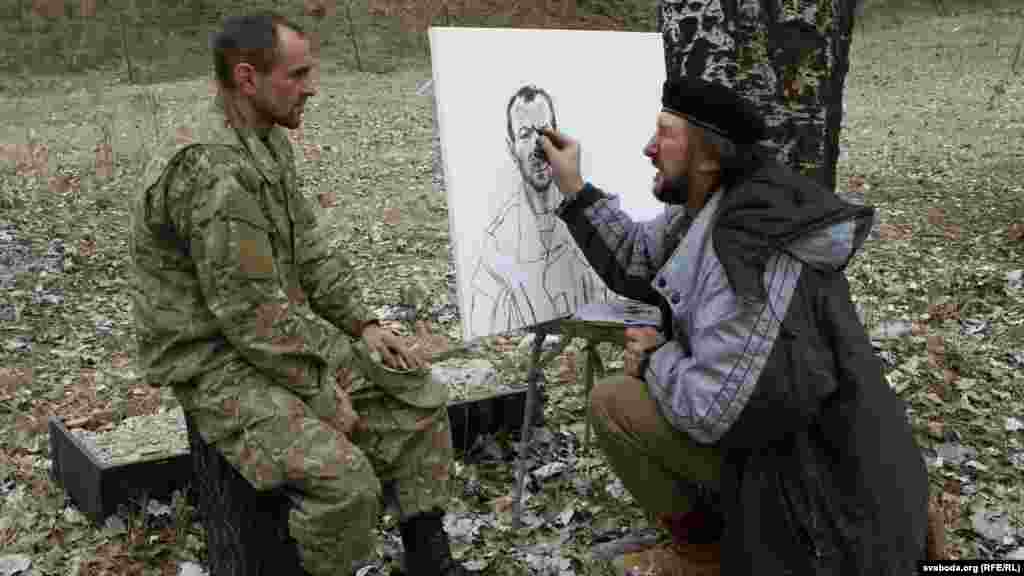 Алесь Пушкін малюе партрэт вайскоўца на пленэры ў зоне баявых дзеяньняў на ўсходзе Ўкраіны, лістапад 2015 году