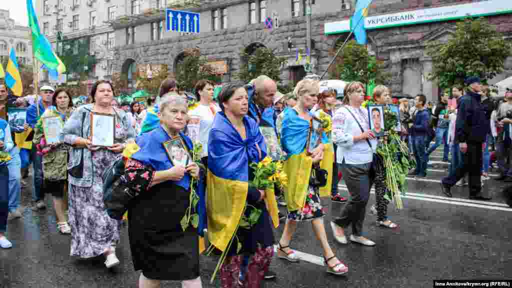 Впереди колонны шли те, кто за время конфликта в Украине потерял своих близких и родственников