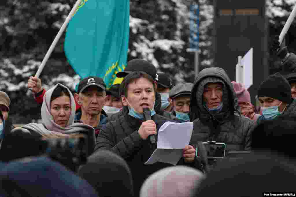 Жанболат Мамай митингіде сөз сөйлеп тұр. Саяси белсенді алдағы сайлауға бойкот жариялауға шақырып, Қазақстанда саяси реформа жүргізу қажетін айтты.