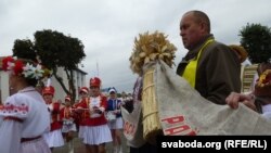 Адзін з удзельнікаў Дажынак. Не ўсьміхнецца