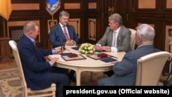 Нынешний президент Украины Петр Порошенко (второй слева) в компании экс-президентов Леонида Кучмы (слева), Виктора Ющенко (второй справа) и Леонида Кравчука