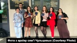 Дар’я Чульцова (у жоўтай куртцы) з дыплёмам выпускніцы Магілёўскага ўнівэрсытэту імя Куляшова