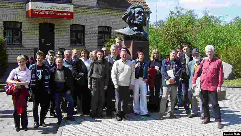 Алесь Бяляцкі з групай актывістаў Саюзу палякаў Беларусі, якія бароняць сядзібу СПБ ад захопу ўладамі. Горадня, 2005