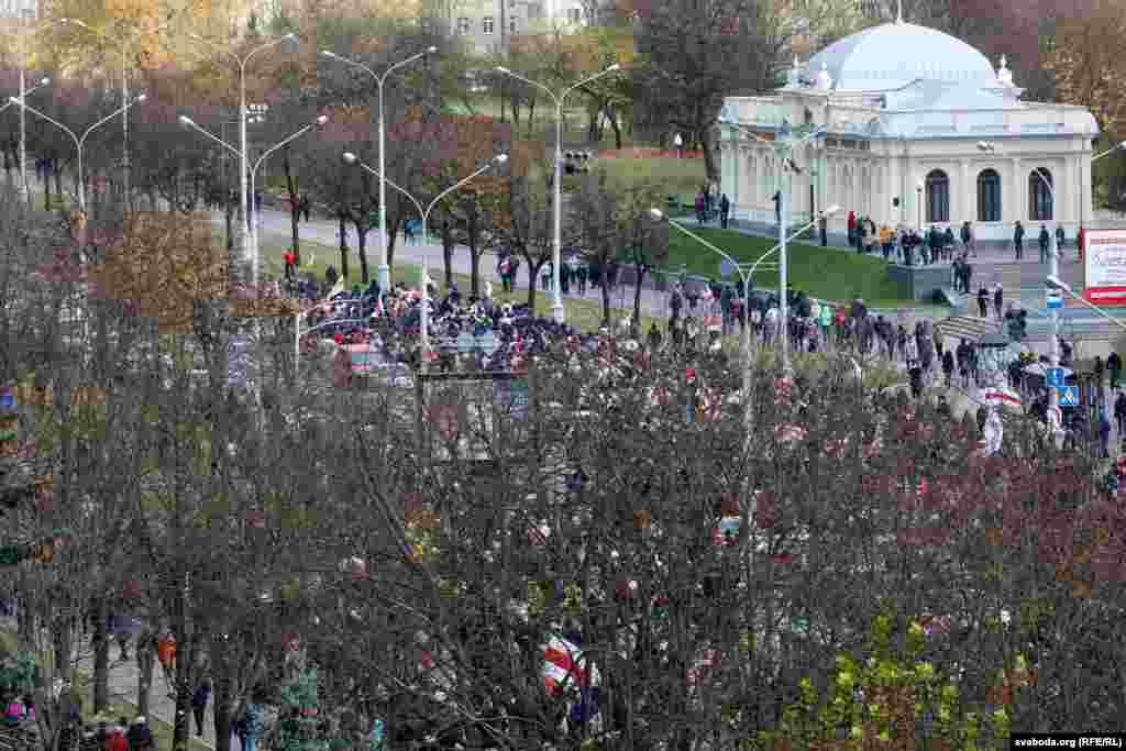 Наперадзе іх чакаў ланцуг з амапацаў, які перагарадзіў праспэкт. Загучалі стрэлы ў паветра. Людзі ў выніку сышлі з праезнай часткі