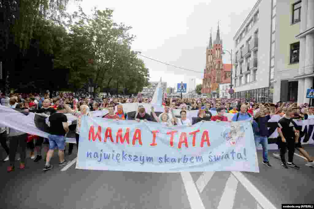 Падчас гей-параду калёна вернікаў каталіцкай царквы некалькі разоў перакрывала вуліцы. &laquo;Нам сорамна перад Богам за тое, што адбываецца сёньня ў нашым горадзе. Супрацьстаяць мы ня можам, таму вырашылі супольна маліцца. Калі казаць каротка, то мы просім прабачэньня ў Бога і сьвятой Марыі за гэтых людзей&raquo;, &mdash; сказалі Свабодзе ўдзельнікі каталіцкага шэсьця. &nbsp;