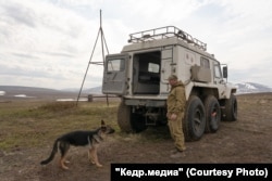 Дорога из Беринговского в Алькатваам. Валерий и его собака Милли. Фото: Марина Сычева