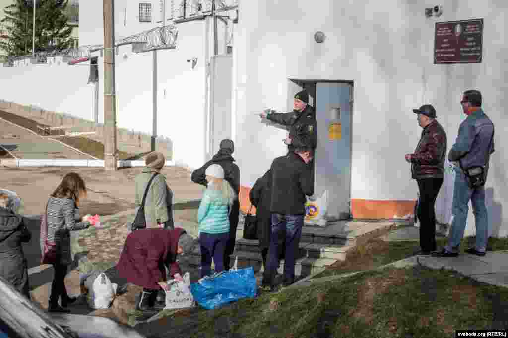 У першы дзень пасьля арыштаў і судоў каля турмы на Акрэсьціна заўсёдныя чэргі.&nbsp;