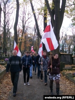 Беларусы на Павонзках, наперадзе крочыць Анатоль Міхнавец