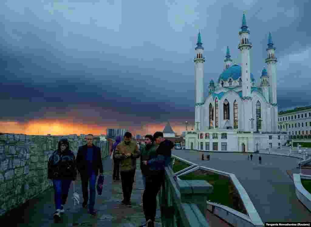 Люди проходят возле мечети Кул-Шариф в Казани, Россия