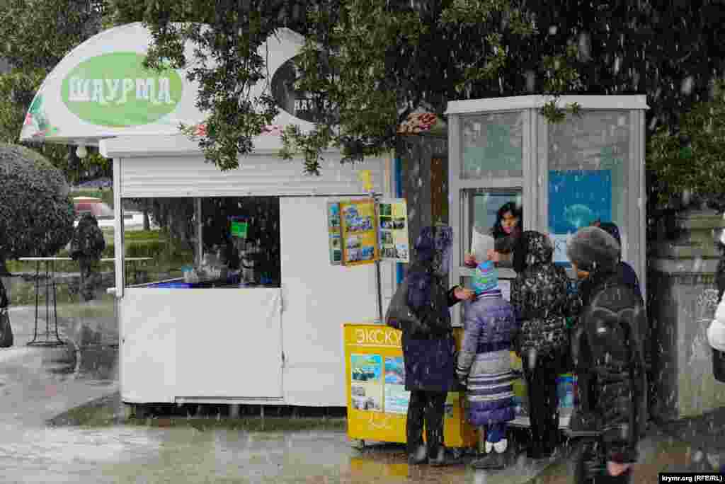 Правда, из-за него у многих сорвались экскурсионные поездки в горы. Например, на Ай-Петри. Туда работники МЧС пропускали лишь транспорт повышенной проходимости.