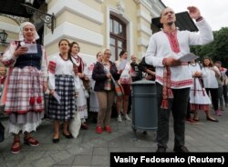 Участники протестов поют песни перед Театром имени Янки Купалы