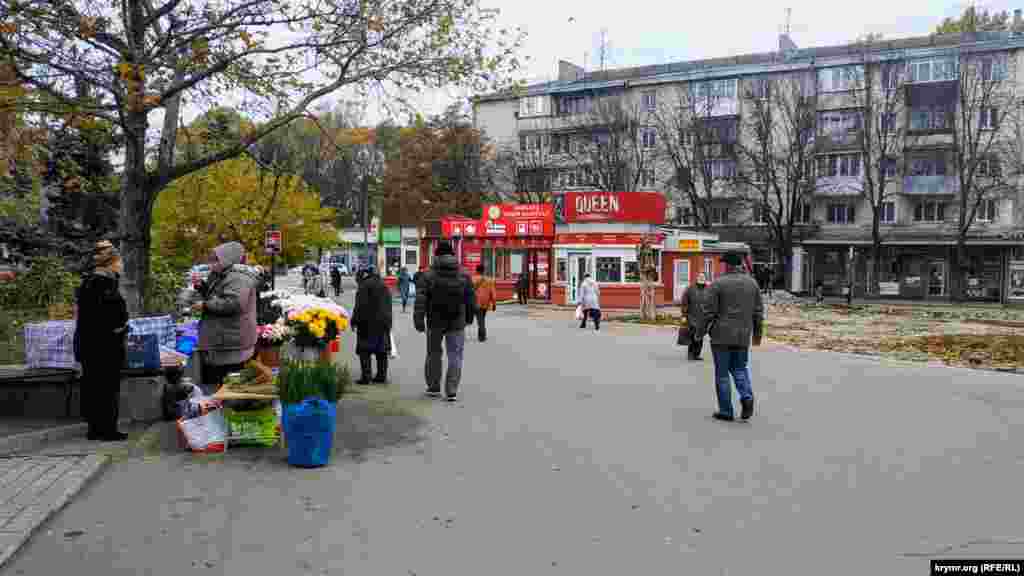 Стихийные торговцы цветов в нескольких метрах от рынка