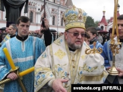 Архіяпіскап Гарадзенскі і Ваўкавыскі Арцемі асьвяціў статую Багародзіцы ў Горадні. 2010