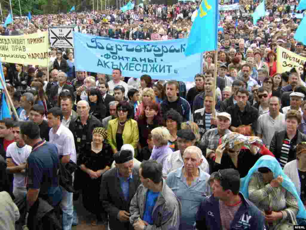 Митинг в День памяти жертв депортации крымскотатарского народа из Крыма на центральной площади Симферополя, 2010 год