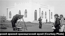 Фотограф Л. Ю. Вонаго проводит фотосъемку на оз. Шира. 1908 г.