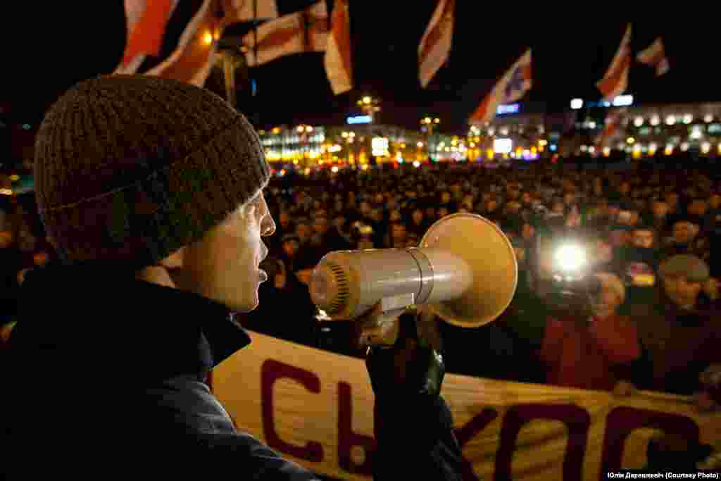 Дашкевіч падчас акцыі &laquo;Сыходзь!&raquo;, 2010 год. Фота Юліі Дарашкевіч