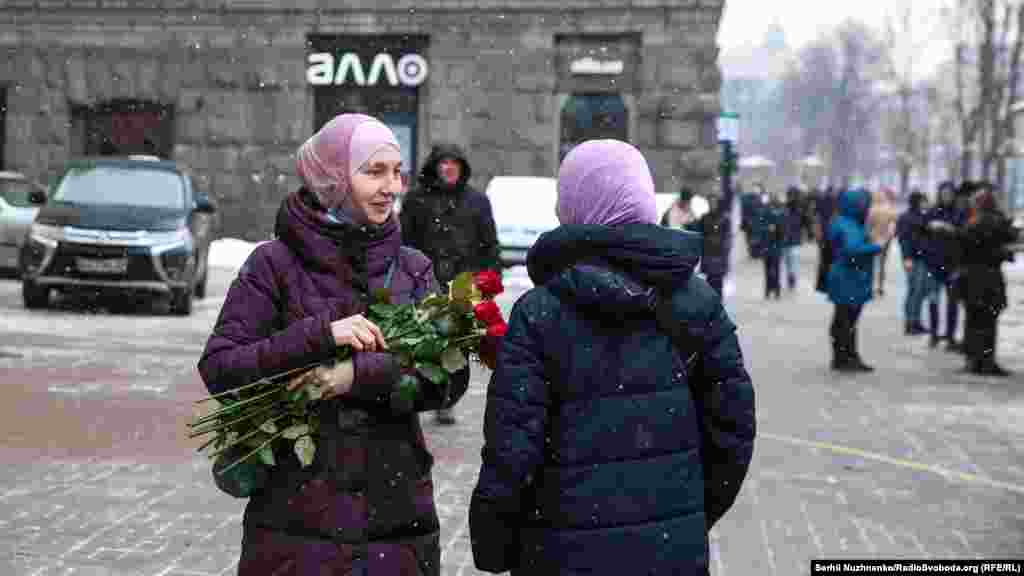 Многие называют хиджаб паранджой. Но это не более чем распространенное заблуждение. Паранджой следует называть тот убор, который надевают в Саудовской Аравии &ndash; он черного цвета и закрывает все лицо, оставляя открытыми только глаза