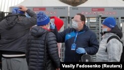 На ўваходзе на матч «Дынама» (Менск) — «Тарпэда-БелАЗ» (Жодзіна) замяраюць тэмпэратуру ў заўзятараў, 3 красавіка 2020