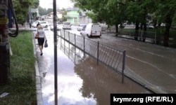 Потоки воды на улице Симферополя. Архивное фото