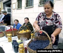 Чарніцы на кірмашы ў Берасьці